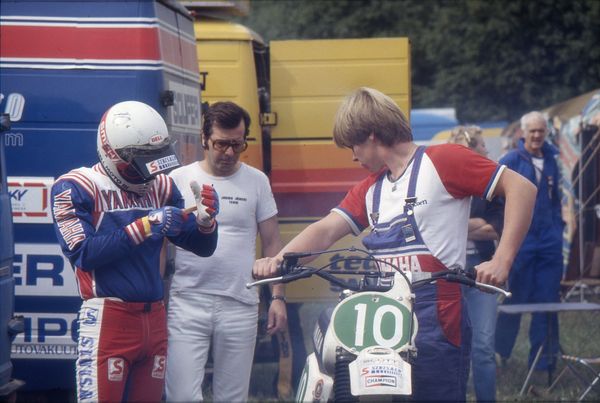 Matti Tarkkonen valmiina Hyvinkään MM-erään. Mekaanikkonaan Seppo Kuorinki.